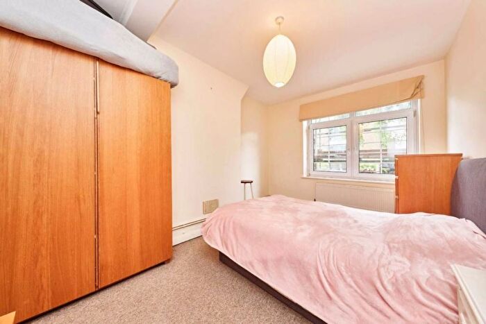 3 Bedroom Flat To Rent In Dunsterville Way, London, SE1