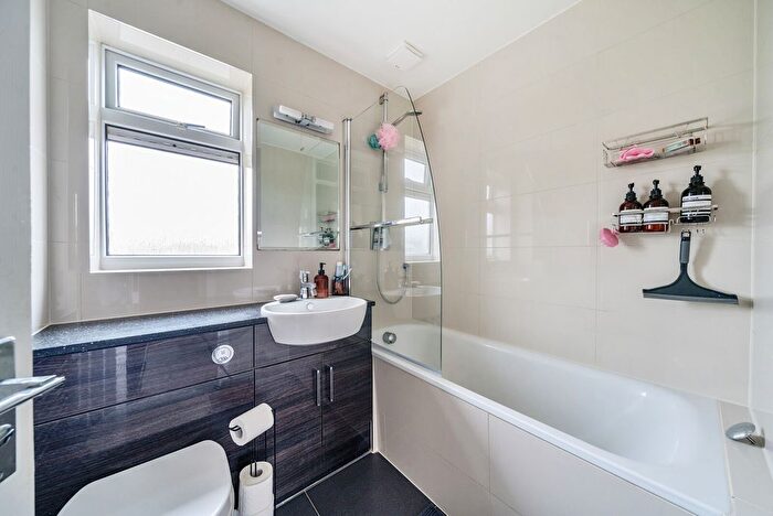 2 Bedroom Flat For Sale In Ferney Road, Byfleet, KT14