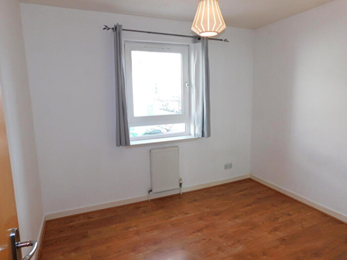 2 Bedroom Flat To Rent In , Albion Gardens, Edinburgh, EH7