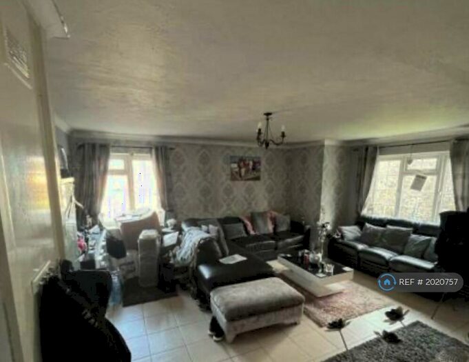 2 Bedroom Flat To Rent In Colne Drive, Walton-On-Thames, KT12