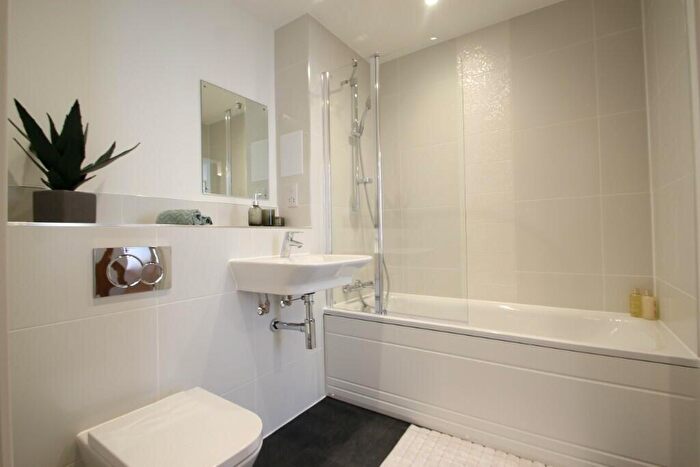 1 Bedroom Flat To Rent In Turnpike Lane, The Green, RH12