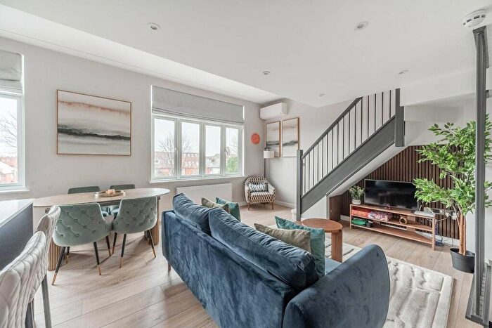 3 Bedroom Flat To Rent In The Ridgeway, Golders Green, London, NW11