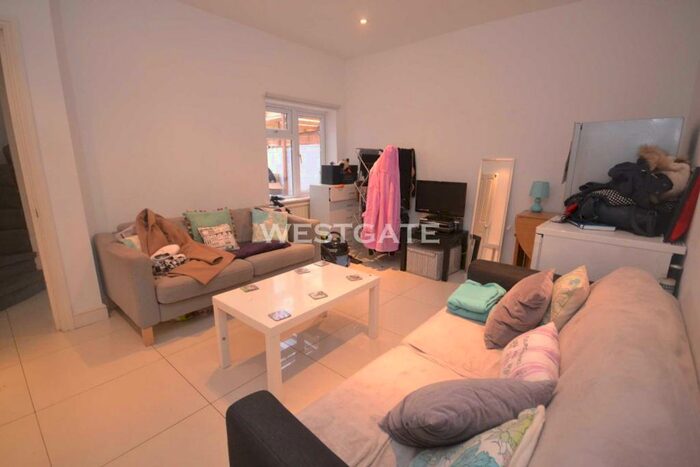 6 Bedroom Terraced House To Rent In Donnington Gardens, Reading, RG1