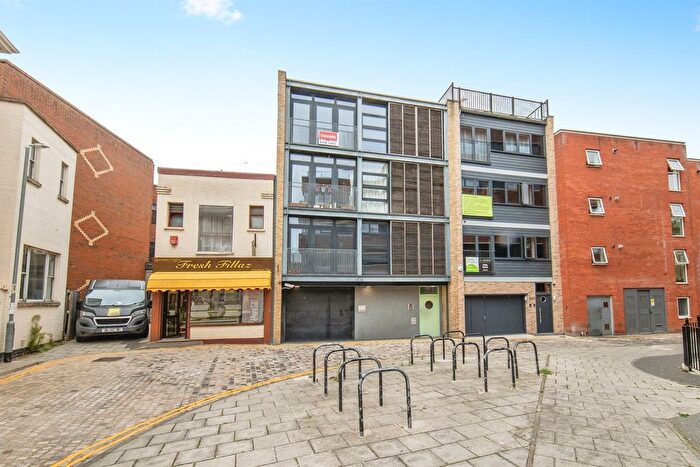 2 Bedroom Flat For Sale In Coytes Gardens, Ipswich, IP1
