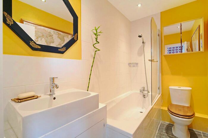 3 Bedroom Flat To Rent In Munster Road, Fulham, London SW6