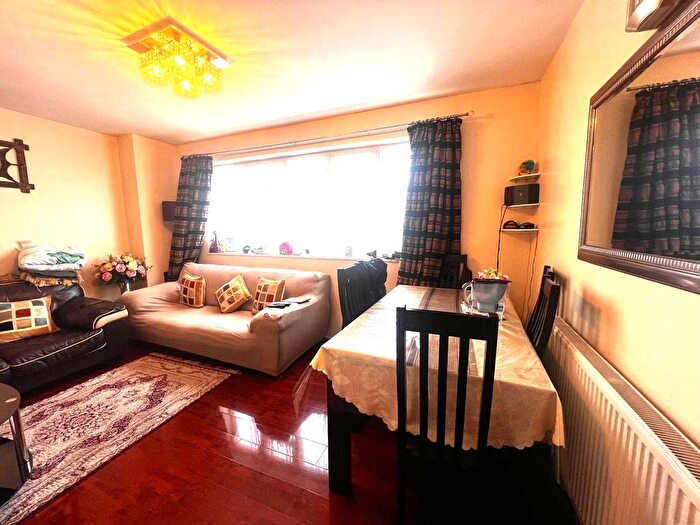 2 Bedroom Flat To Rent In Chelmer Crescent, Barking, IG11