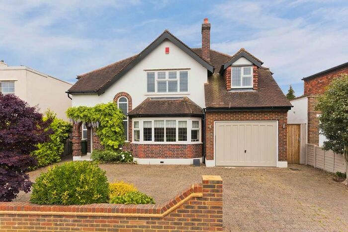 4 Bedroom Detached House To Rent In Ashley Close, Walton-On-Thames, KT12