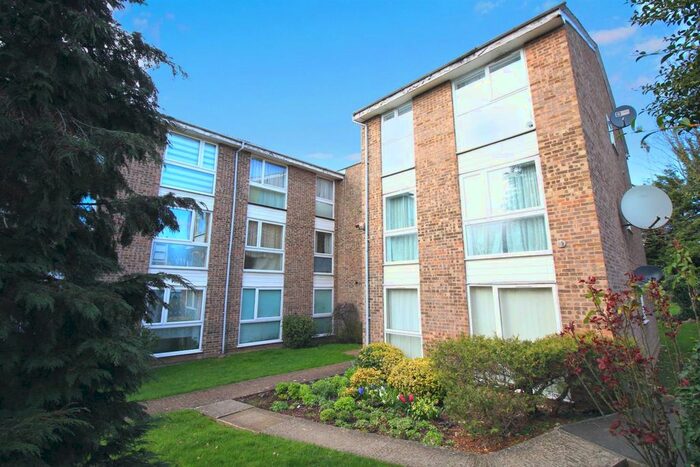 2 Bedroom Flat To Rent In Oakley Close, Isleworth, TW7