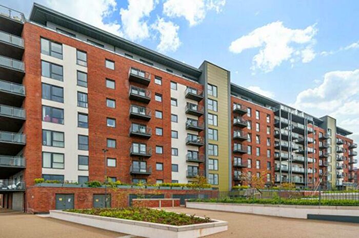 3 Bedroom Flat To Rent In Denyer Walk, Southampton, SO19