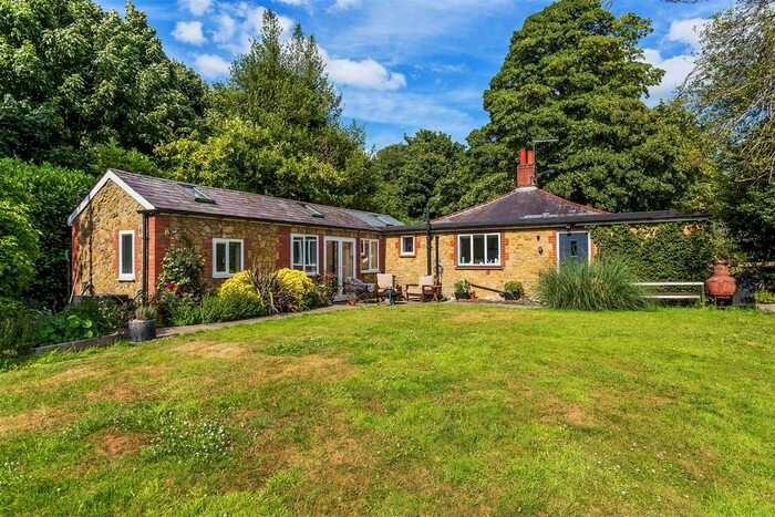 3 Bedroom Bungalow To Rent In Tenchleys Park, Kent Hatch Road Limpsfield Chart, Oxted, RH8