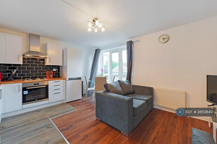 2 Bedroom Flat To Rent In Rushey Green, London, SE6