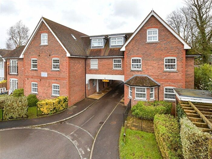 2 Bedroom Maisonette For Sale In Brighton Road, Tadworth, Surrey, KT20