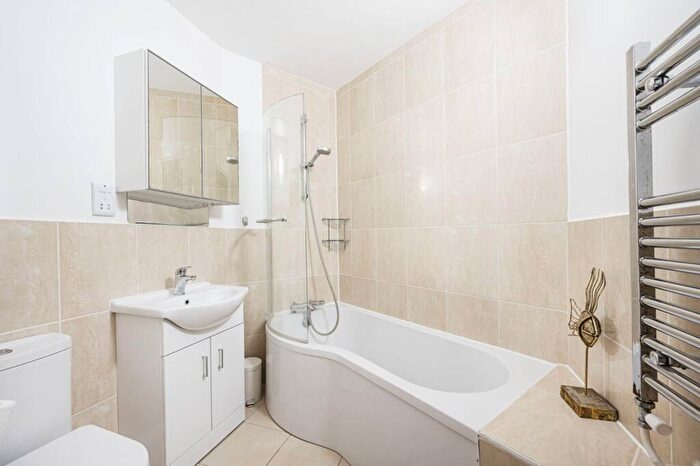 1 Bedroom Flat To Rent In Goswell Road, Angel, London, EC1V