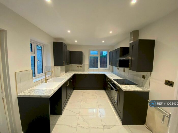 3 Bedroom End Of Terrace House To Rent In Grove Road, Southampton, SO15