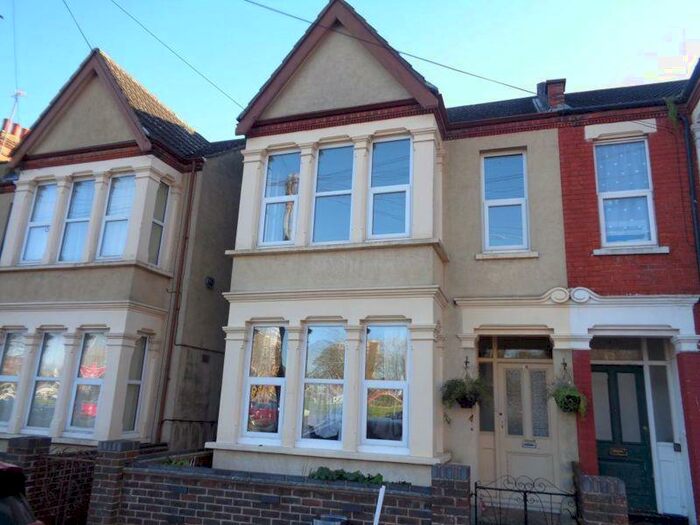 3 Bedroom Flat To Rent In Whitegate Road, Southend-On-Sea, SS1