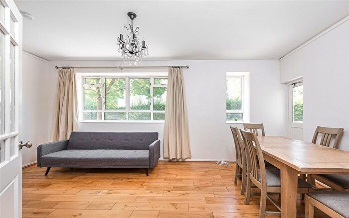 2 Bedroom Flat For Sale In Churchill Gardens, London, SW1V