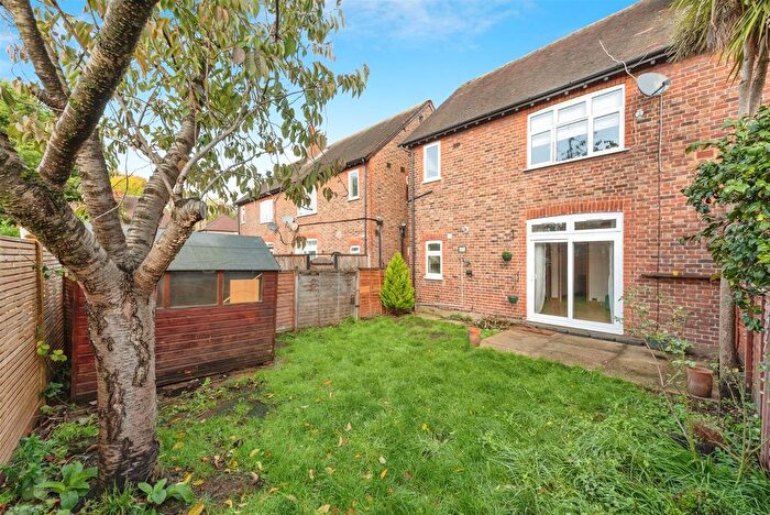 2 Bedroom Maisonette For Sale In Wellington Gardens, Twickenam, TW2