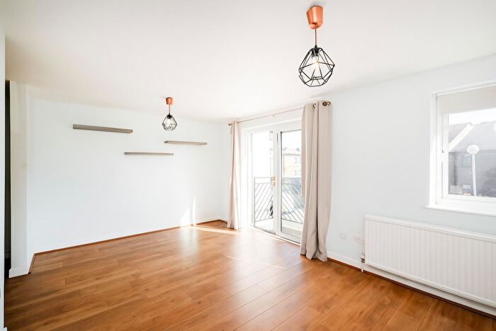 2 Bedroom Flat To Rent In Boleyn Close, Walthamstow, E17