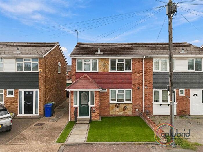 3 Bedroom Semi-Detached House For Sale In Halt Drive, Linford, SS17