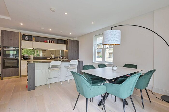 3 Bedroom Flat For Sale In Atkinson Close, Raynes Park, London, SW20