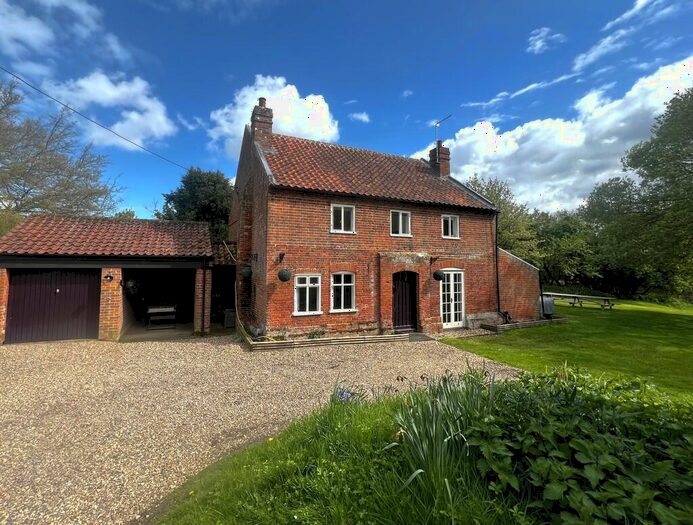 4 Bedroom Cottage For Sale In St. Olaves Road, Herringfleet, NR32