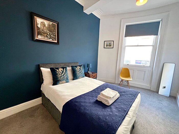 5 Bedroom Flat To Rent In Western Road, Hove, BN3