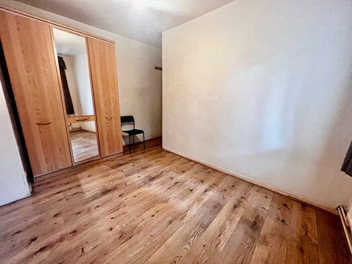 3 Bedroom Flat To Rent In Devons Road, London, E3