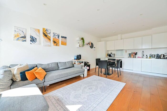 2 Bedroom Flat To Rent In Waleorde Road, Elephant And Castle, London, SE17