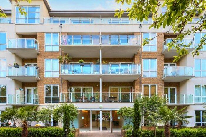 2 Bedroom Flat To Rent In Melliss Avenue, Richmond, TW9