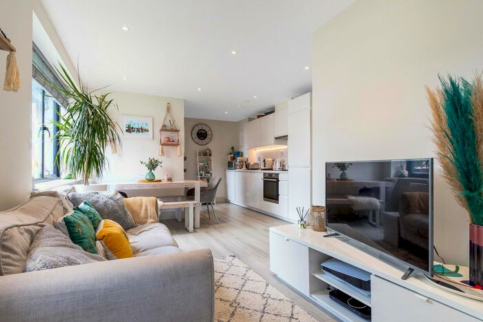 1 Bedroom Flat To Rent In Lingfield Crescent, London, SE9