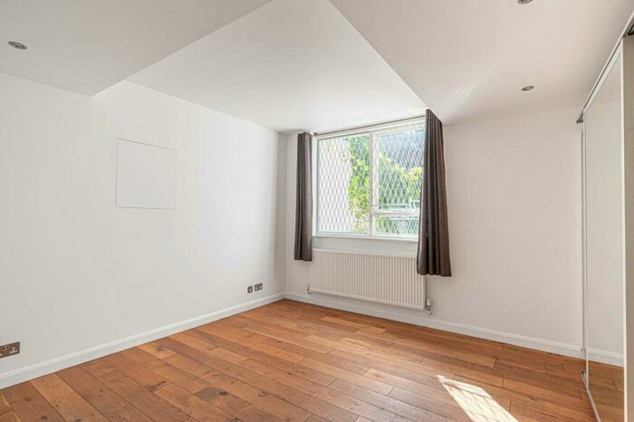 1 Bedroom Flat To Rent In Frognal Lane, Hampstead, London, NW3