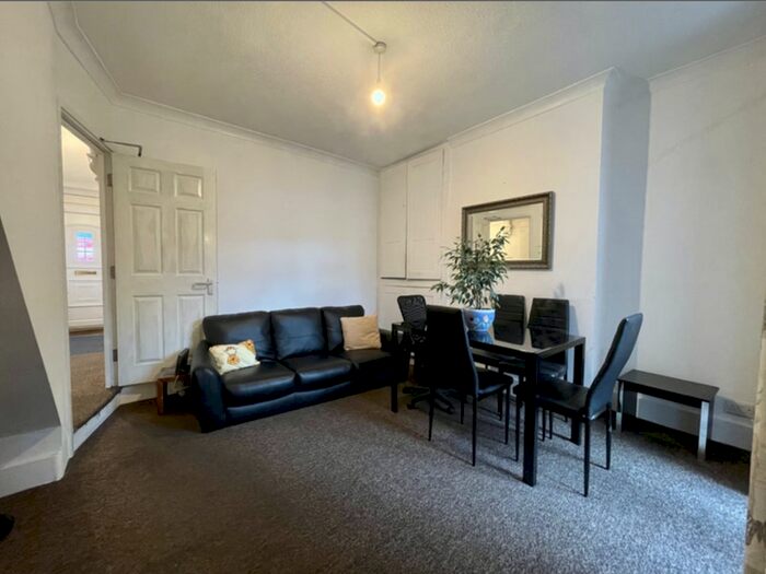 4 Bedroom Terraced House To Rent In North Street, Luton LU2