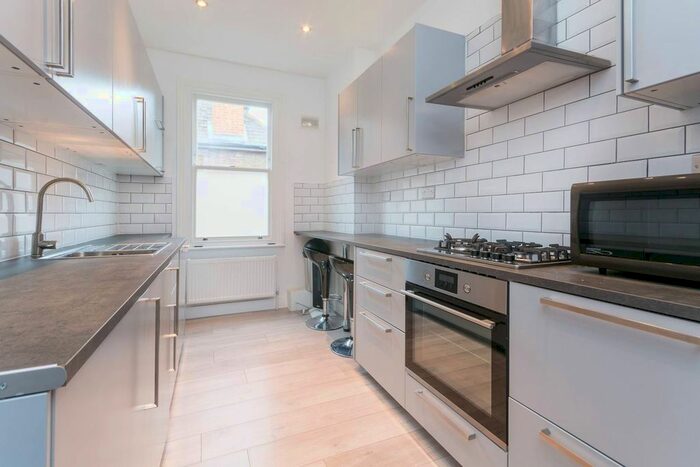 3 Bedroom Flat To Rent In Creffield Road, Acton, London, W3