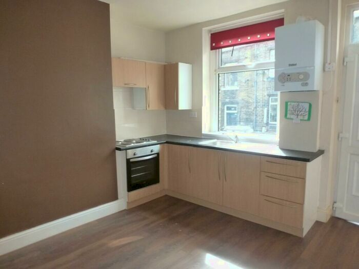 4 Bedroom Triplex To Rent In Peel Street, Sowerby Bridge, HX6