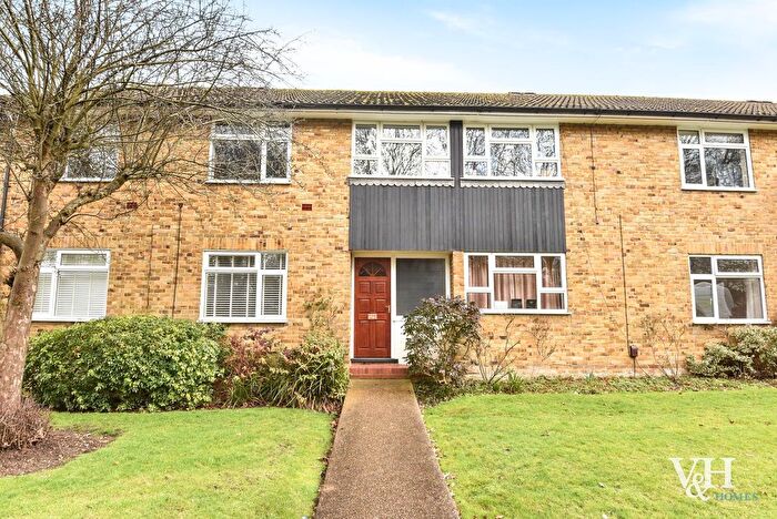 2 Bedroom Flat For Sale In Woodfield Lane, Ashtead, KT21