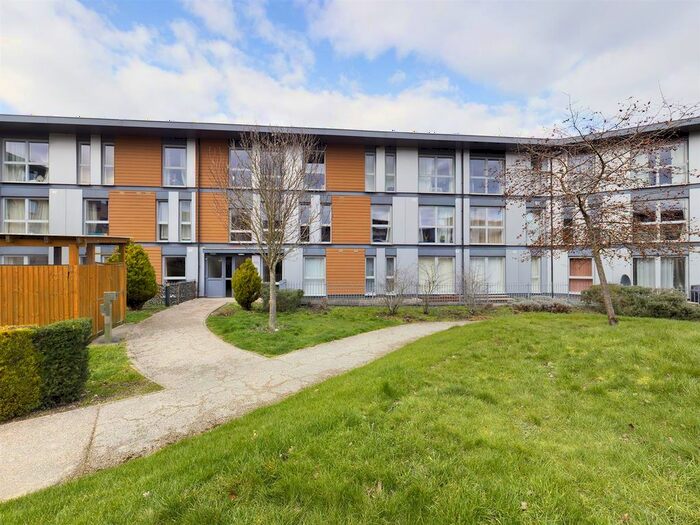 1 Bedroom Flat To Rent In Commonwealth Drive, Three Bridges, Crawley, West Sussex., RH10