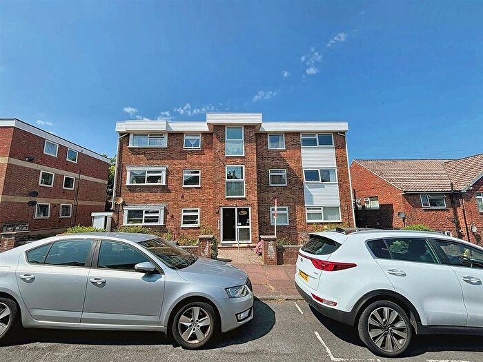 2 Bedroom Flat For Sale In Kings Avenue, Eastbourne, BN21