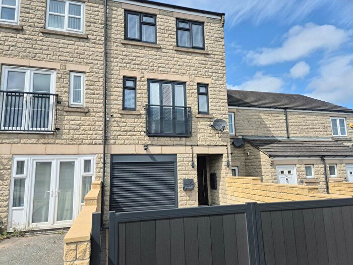 3 Bedroom House To Rent In Moins Close, Halifax, HX2