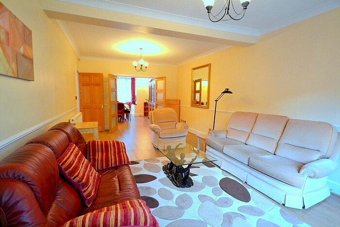 3 Bedroom Semi-Detached House To Rent In Cissbury Ring North, London, N12