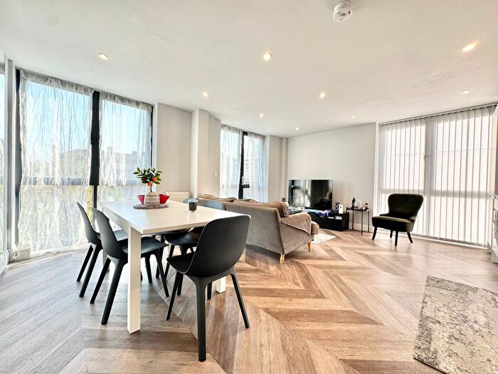 3 Bedroom Flat To Rent In Rotherhithe Old Road, SE16