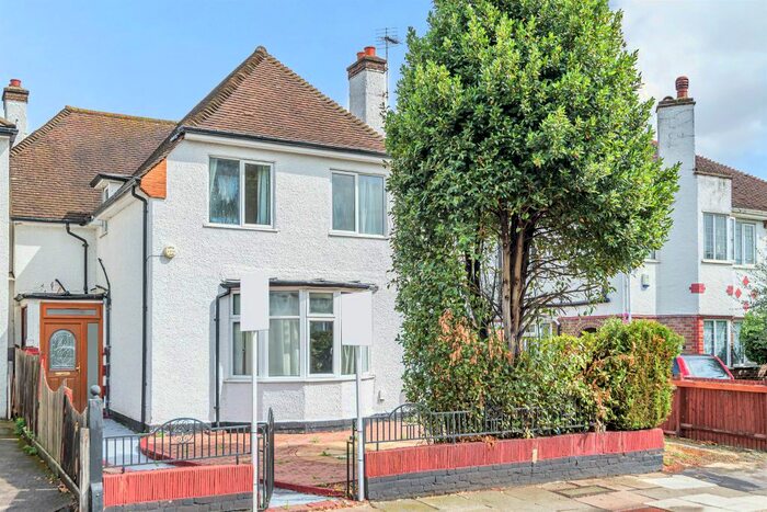 5 Bedroom Detached House To Rent In Tring Avenue, Ealing, London, W5