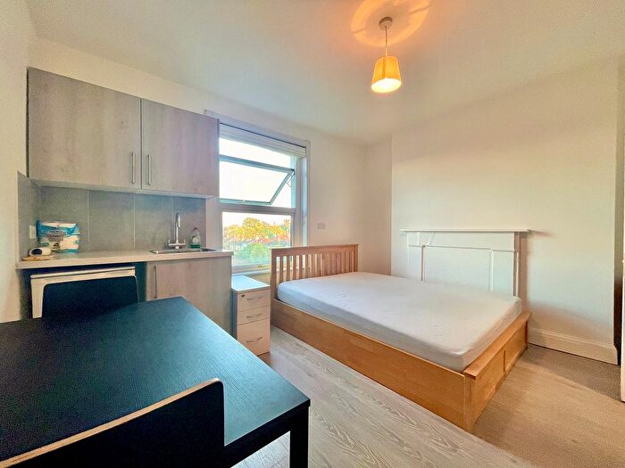 Studio To Rent In Regents Park Road, Finchley Central, London, N3