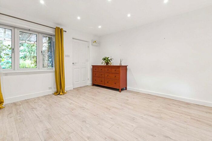 1 Bedroom Maisonette To Rent In Weavers Close, Isleworth, TW7
