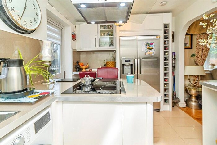 2 Bedroom Detached House For Sale In Whitsun Pasture, Willen Park, Milton Keynes, Buckinghamshire, MK15