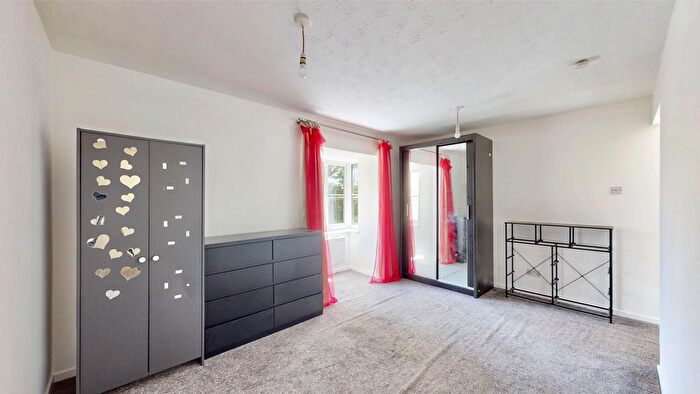 Studio For Sale In Heatherwood Drive, Hayes, UB4