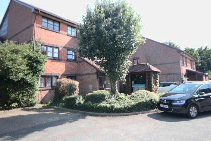 2 Bedroom Flat To Rent In Hamburg Court, Chestnut/ Waltham Cross, EN8