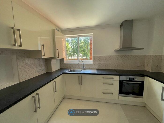 2 Bedroom Flat To Rent In The Gables, London N12