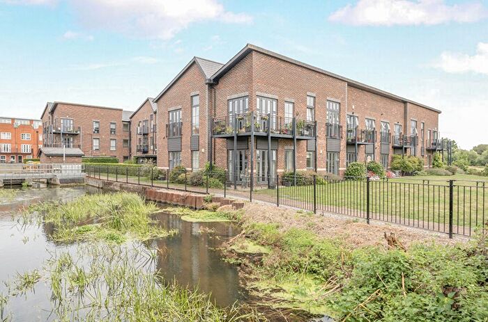 1 Bedroom Flat For Sale In Old Woking, Woking, Surrey, GU22