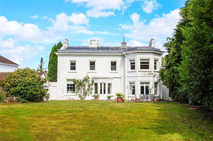4 Bedroom Detached House For Sale In West Grove, Walton-on-Thames, KT12