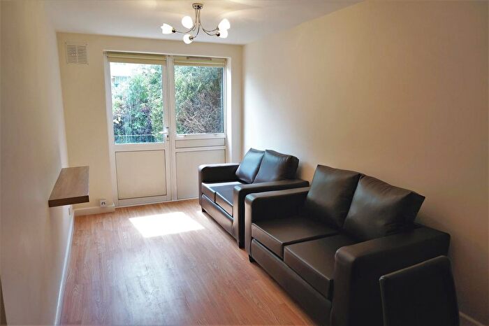 4 Bedroom Flat To Rent In O'leary Square, Mile End Road, Stepney Green, E1